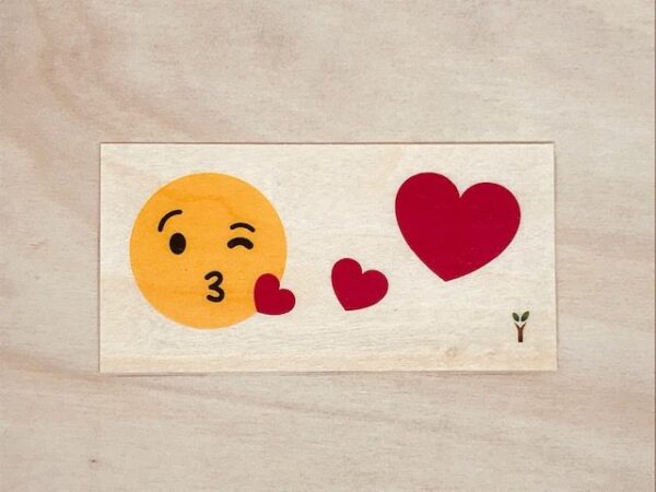 Smiley-qui-envoie-des-coeurs-rotated-1 Carte message bois